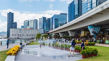 观塘商业区发展迅速，海滨花园成为了闹市中广受欢迎的开放空间，为附近的上班族和居民提供宝贵的休憩场所。